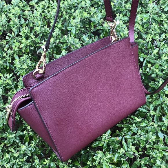 Michael Kors Selma Stud Medium Messenger MERLOT - Picture 3 of 6